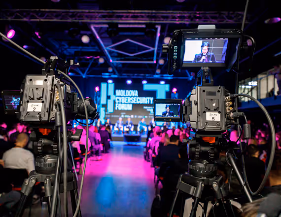 Munca profesională a videografilor Line Produshin la conferință