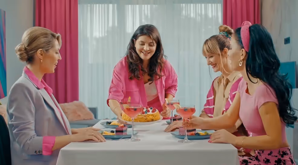 Рекламный баннер компании Enter с текстом "De 15 ani creștem împreună".