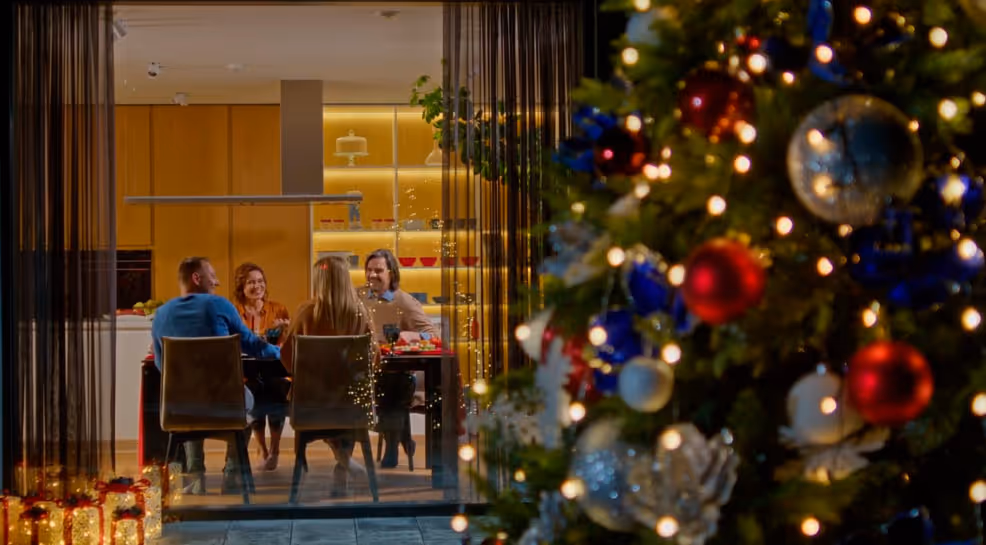 Reclamă, videoclip promoțional pentru compania ULTRA cu textul „soluții moderne pentru viață”