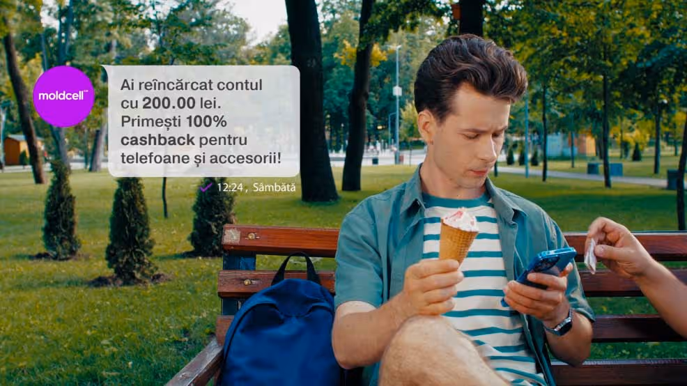 Banner publicitar pentru videoclipul promoțional Moldcell cu textul „Primești BANII ÎNAPOI”