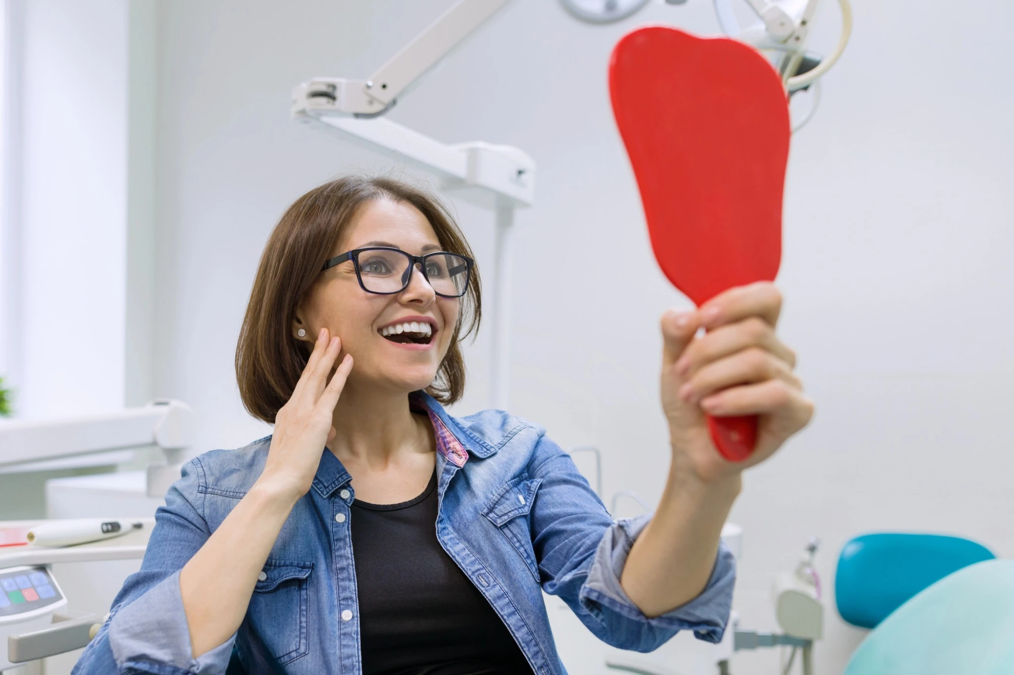 teeth-in-a-day-dental-implants-happy-patient-mirror-results