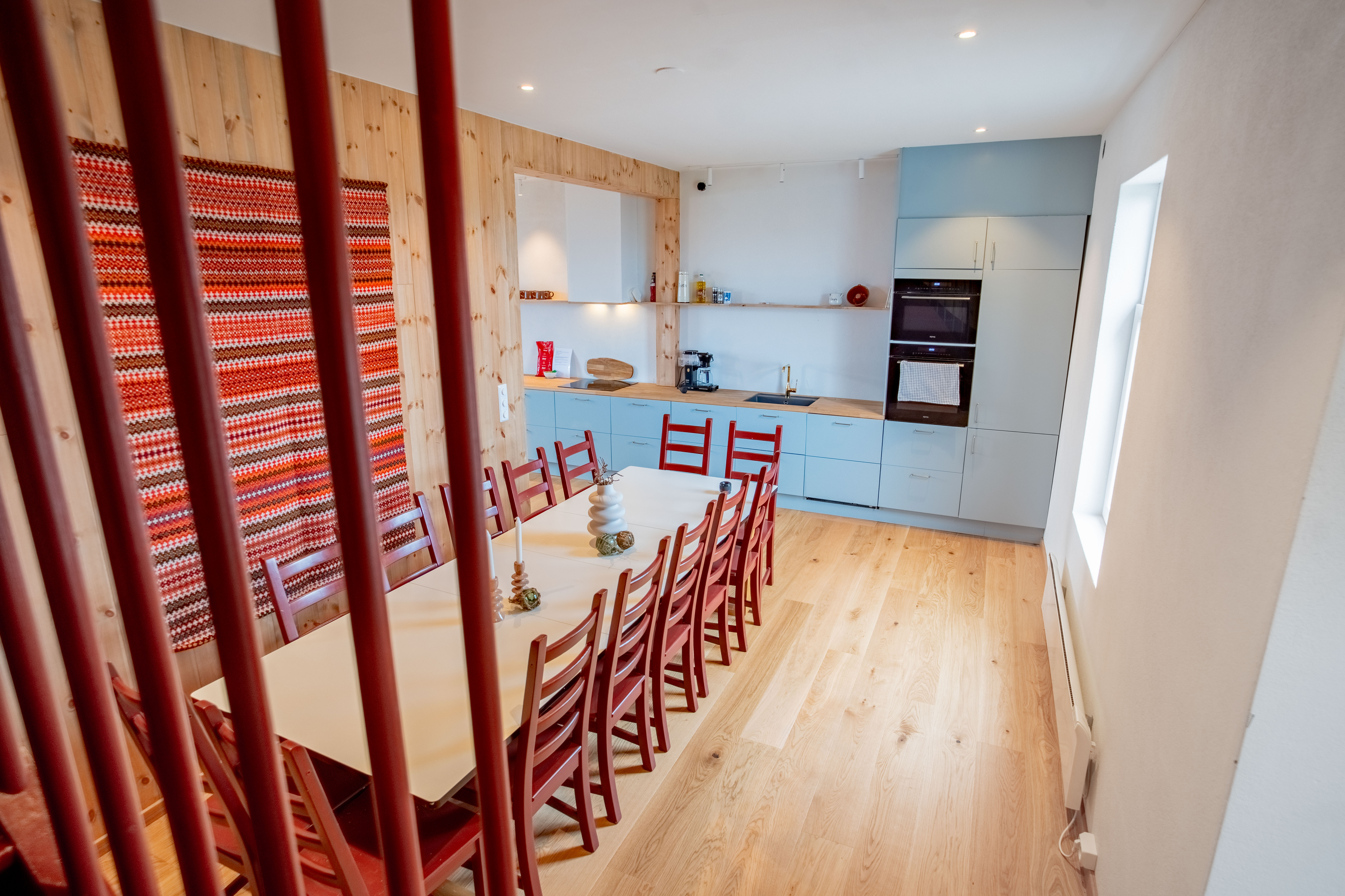 Langbord dekket til middag i Fyrvokterboligen