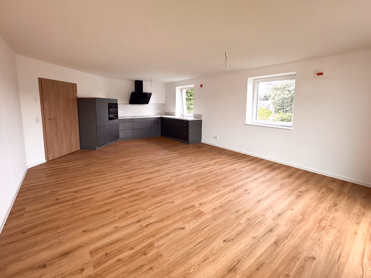 Diese helle Wohnung mit ca. 74 m² Wohnfläche überzeugt durch einen offenen Wohn- und Essbereich mit Einbauküche, ein Schlafzimmer sowie ein modernes Bad mit bodengleicher Dusche. Die große Südterrasse lädt zum Entspannen ein. Hochwertige Materialien, Fußbodenheizung, Lüftungsanlage, PV-Anlage und Fernwärme sorgen für hohen Wohnkomfort und Energieeffizienz. Ruhige, ländliche Lage mit guter Anbindung, ideal für Singles, Paare oder kleine Familien. Ausstattung: Terrasse, Duschbad, Einbauküche, Fliesen, PV-Anlage, Lüftungsanlage, Fußbodenheizung
Lage: Idyllisch im Grünen, gute Infrastruktur, ca. 20 Min. nach Schleswig
