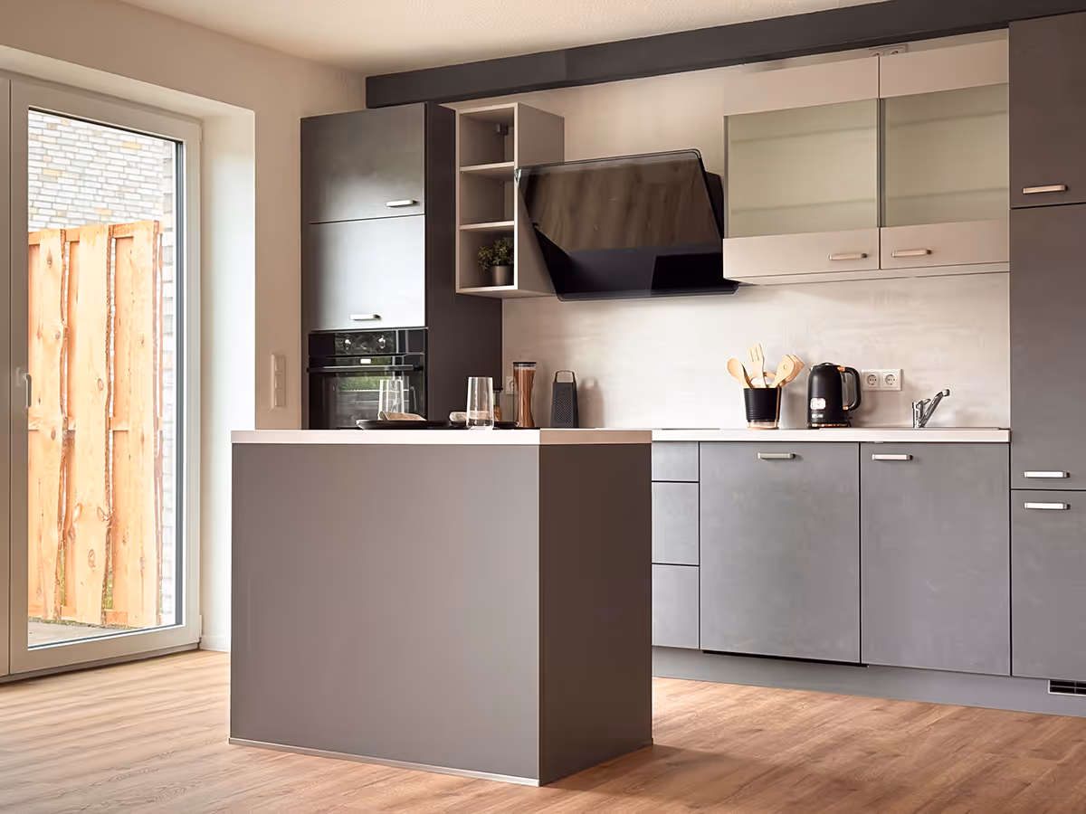 Die ca. 78 m² große, helle Neubauwohnung in Groß Rheide bietet ein offenes Wohnkonzept mit großzügigem Wohn-/Essbereich, moderner Einbauküche, Schlafzimmer, Gäste- oder Arbeitszimmer sowie einem Bad mit begehbarer Dusche. Hochwertige Materialien, Fußbodenheizung, Lüftungsanlage, PV-Anlage und Fernwärme sorgen für Komfort und Energieeffizienz. Die sonnige Südterrasse lädt zum Verweilen ein. Ausstattung: Terrasse, Duschbad, Einbauküche, Fliesen, PV-Anlage, Lüftungsanlage, Parkplatz Lage: Ruhige, grüne Umgebung mit guter Anbindung. Schulen, Kitas und Einkaufsmöglichkeiten im nahen Kropp, ca. 20 Min. nach Schleswig. Energie: Fußbodenheizung über Fernwärme, PV-Anlage zur Eigennutzung