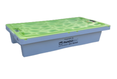 Bac pour produits de la mer gerbable et emboîtable et équipé de trous de drainage. Couvercle clipsé au bac.
Dimensions : 80x40x15cm
Poids : 1,5kg
Capacité: 15kg / 23L
Matériau : PEHD