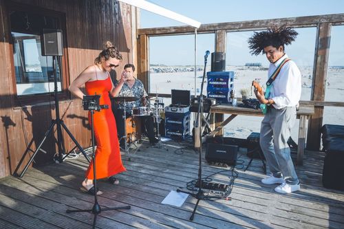 Live-Musik vs. Spotify-Playlist – Warum echte Musiker eure Veranstaltung unvergesslich machen