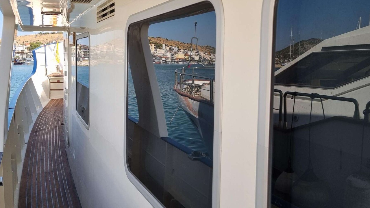 Vripack 69 expedition trawler for sale, 2004, saloon windows, port side