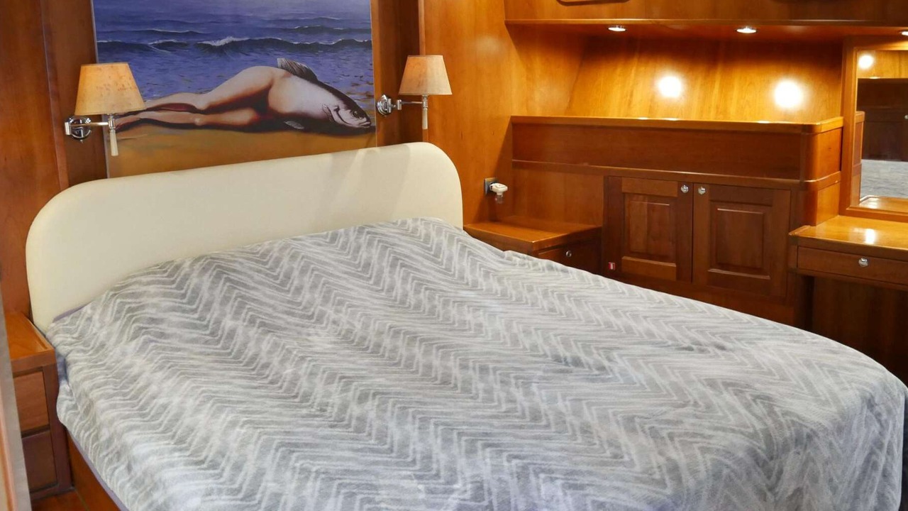 Vripack 69 expedition trawler for sale, 2004, forward cabin