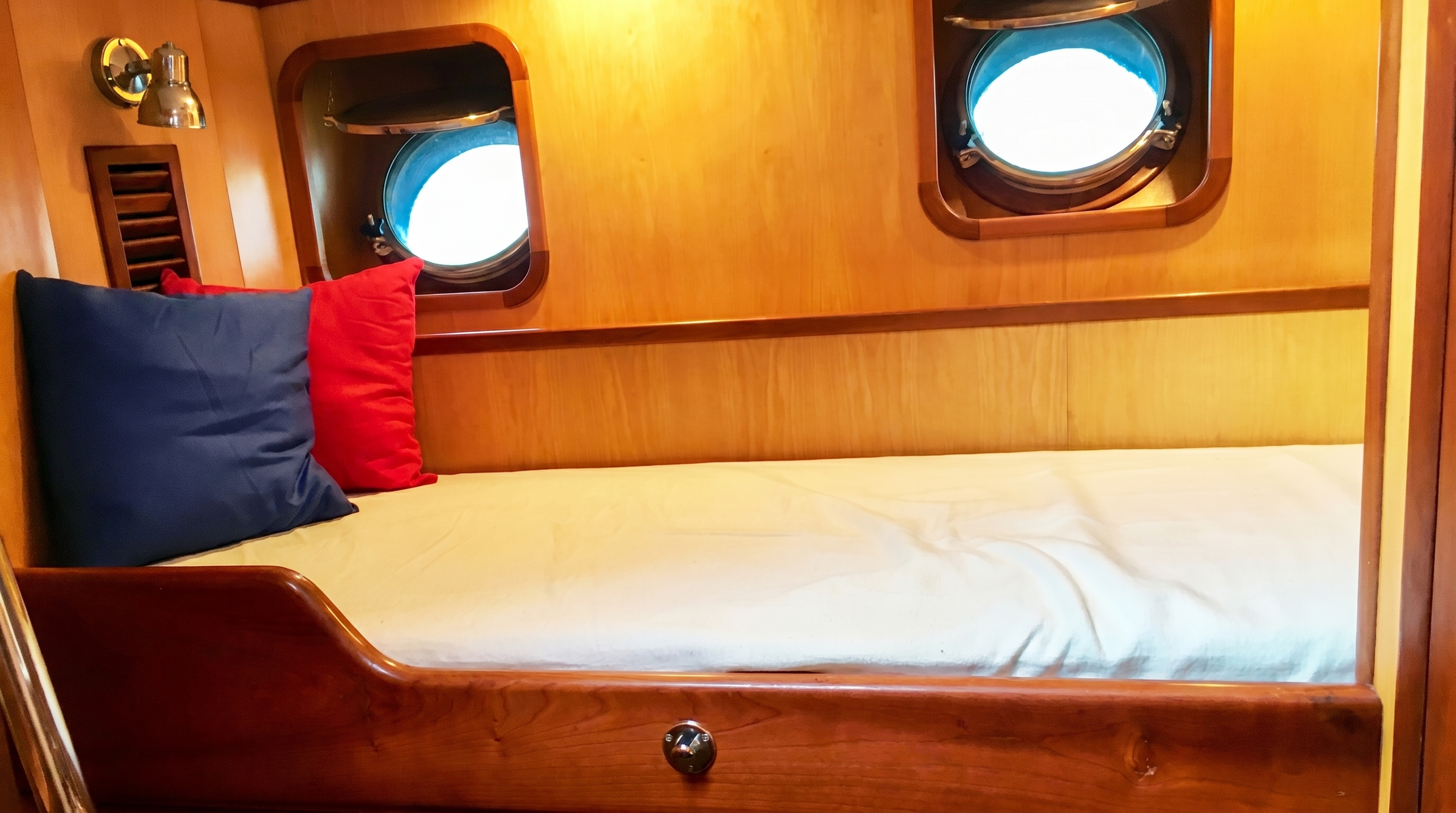 Vripack 69 expedition trawler for sale, 2004, crew cabin