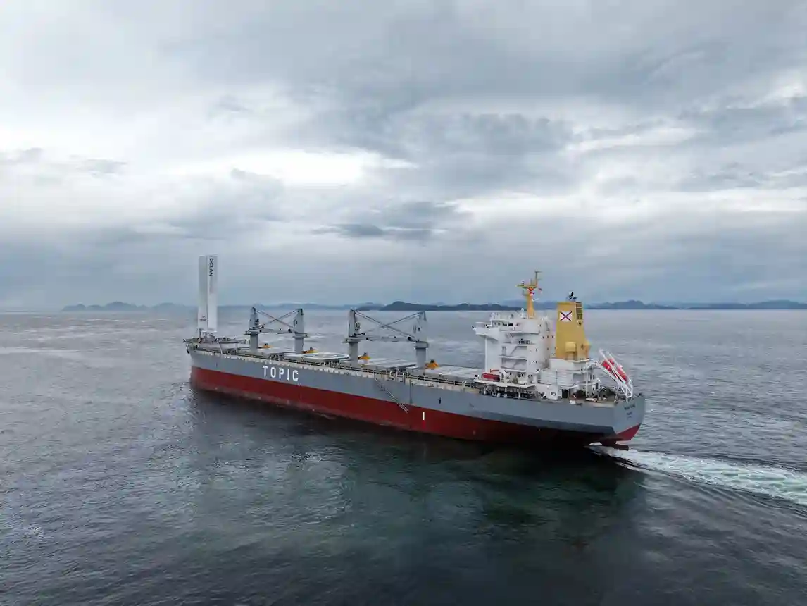 Maria Topic, equipped with 1 Rigid Tiltable Wingsail.
