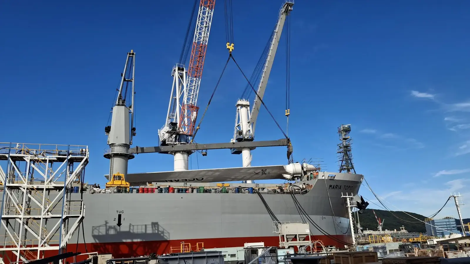 Maria Topic is under the port operation to install the wingsail. 