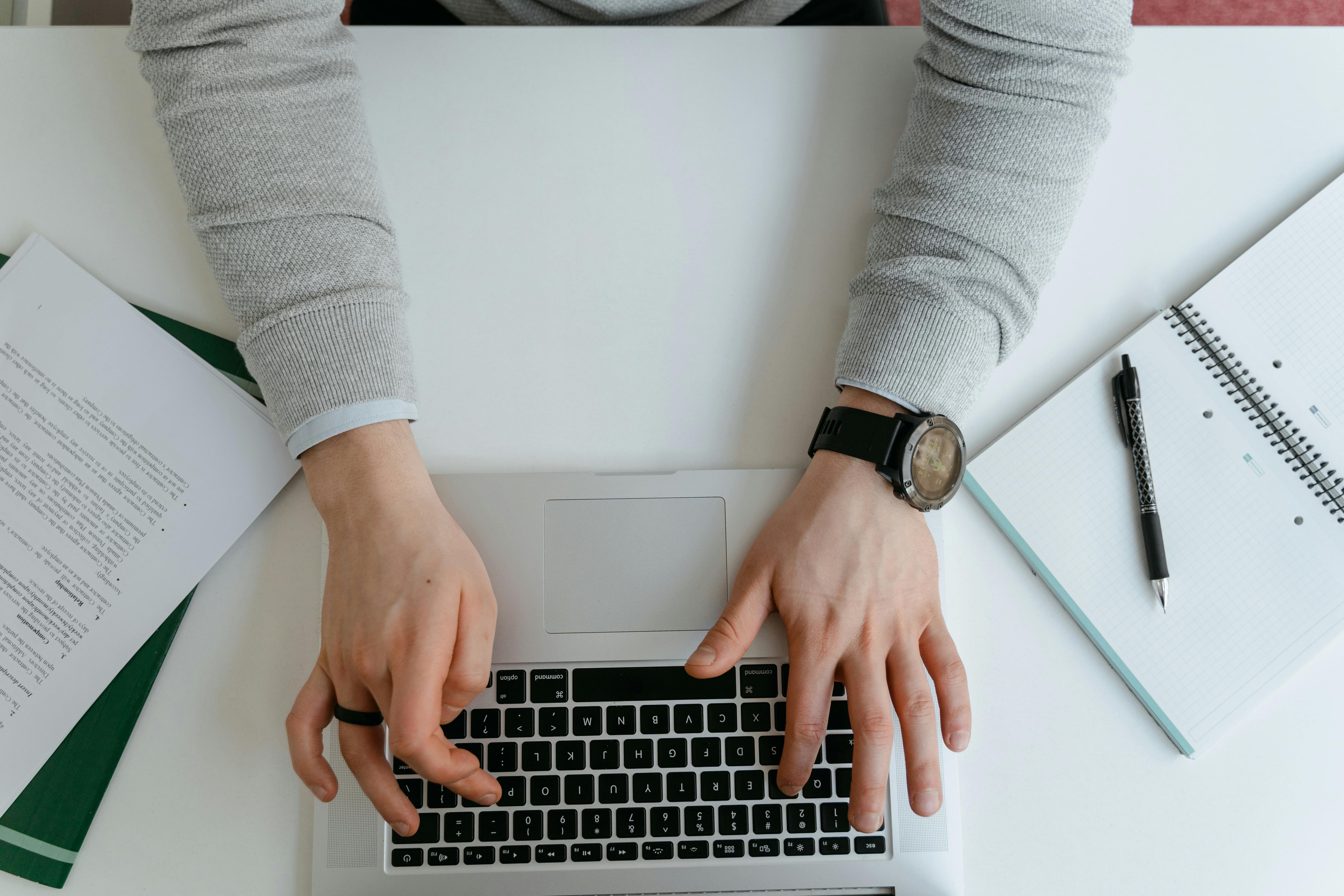 Cómo hacer una factura: campos obligatorios, IVA e IRPF para autónomos en España