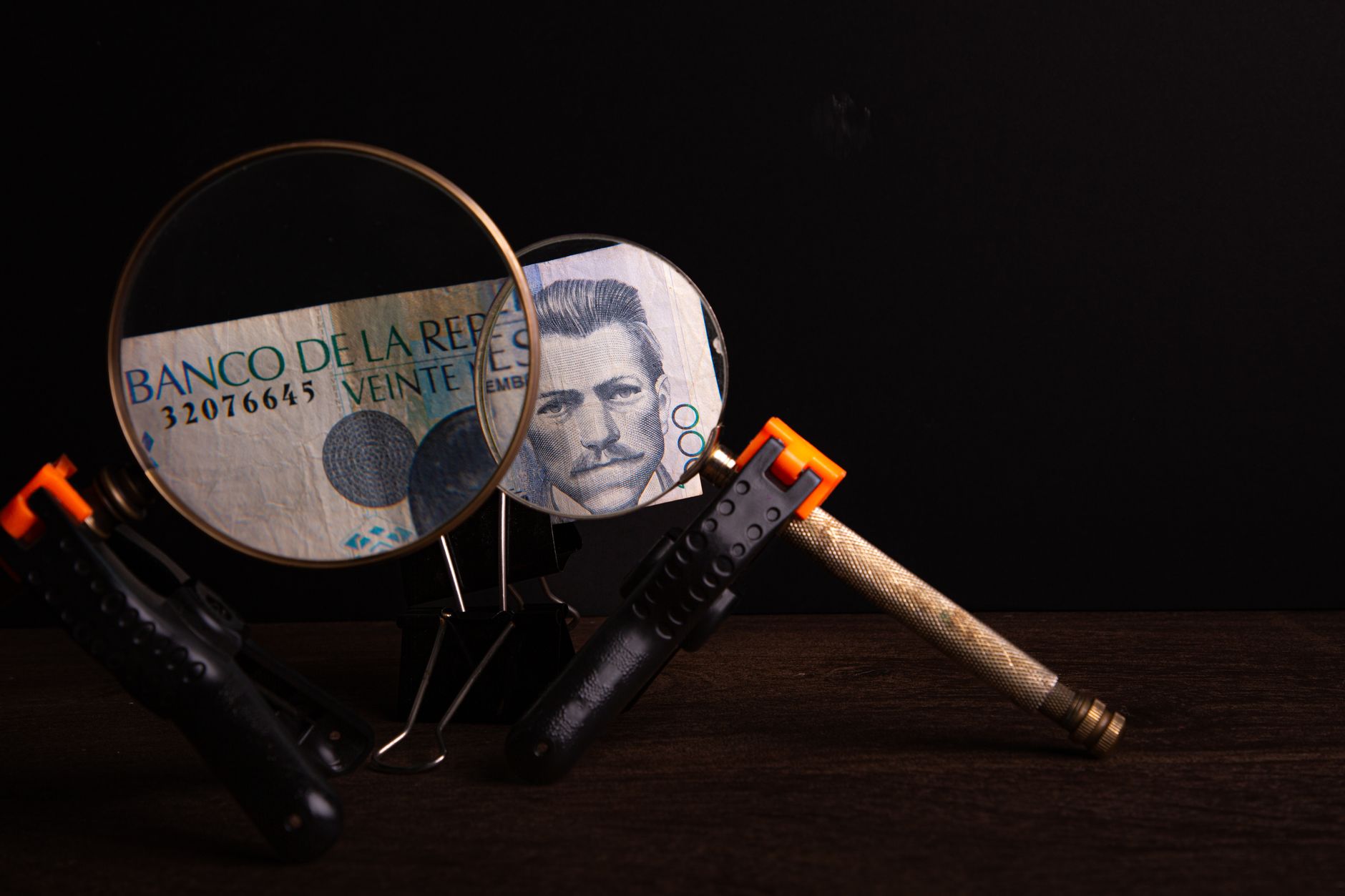 Billete colombiano del Banco de la República visto de cerca con lupa sobre sus detalles de seguridad
