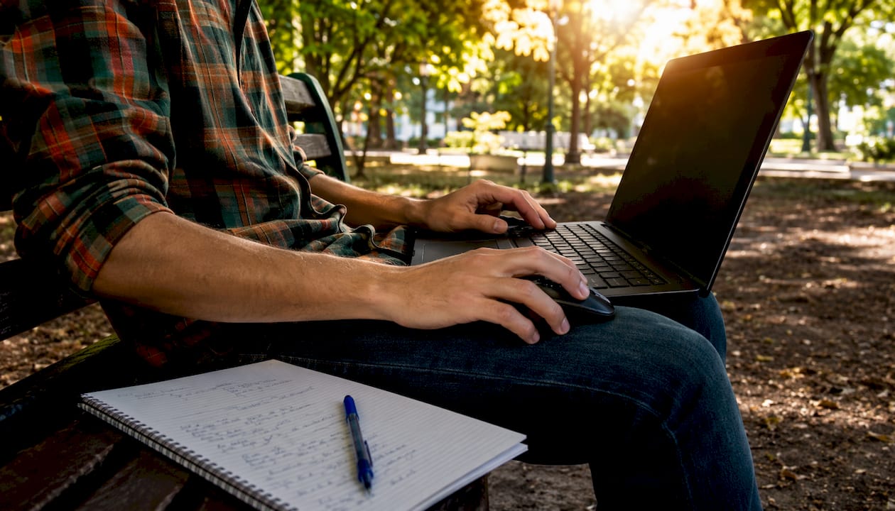 Manos en teclado practicando simulador trading