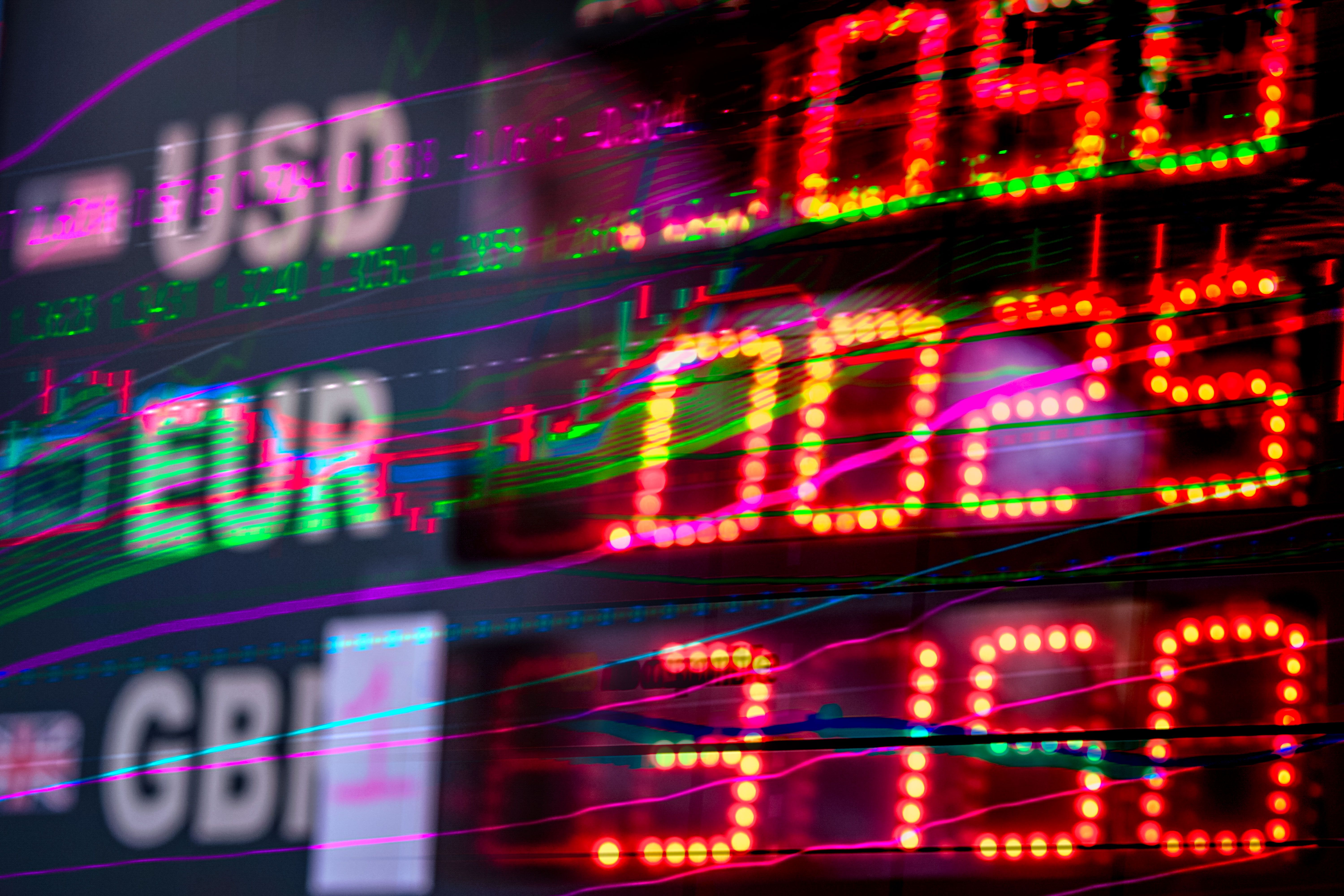 Pantalla de mercado mostrando tipos de cambio de USD, EUR y GBP, ilustrando la divergencia de tasas de interés en LatAm