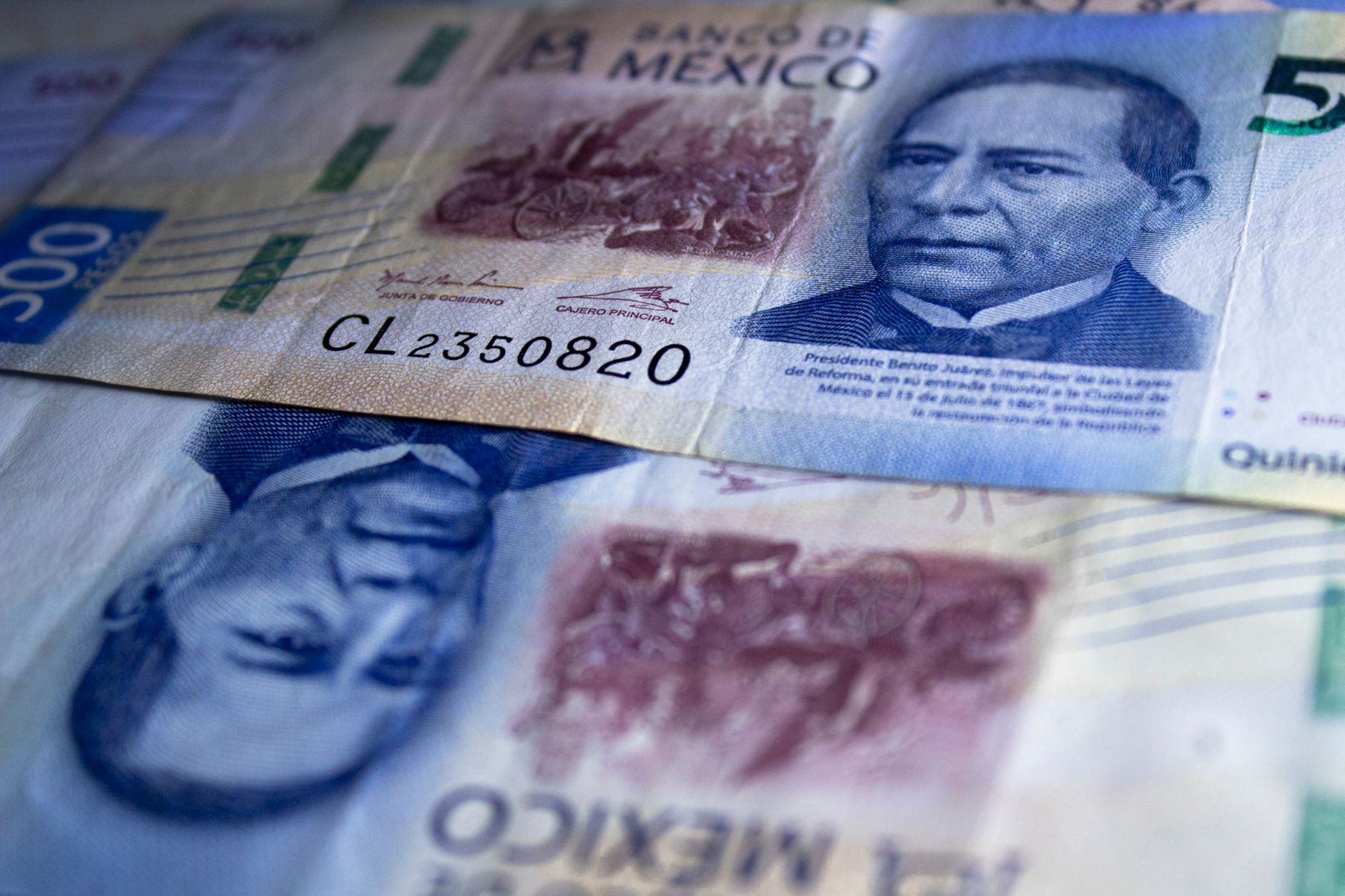Billetes de 500 pesos mexicanos con el retrato de Benito Juárez, en referencia a la nueva herramienta de Banxico para comprar deuda