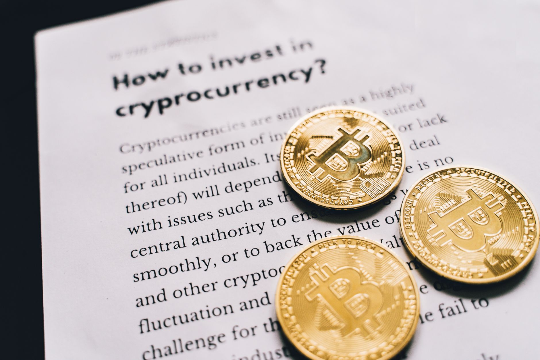 Monedas de bitcoin sobre un documento, ilustrando la regulación de las criptomonedas en América Latina