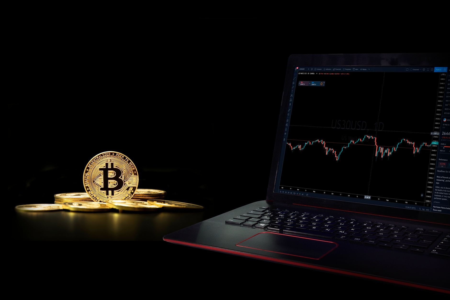 Monedas de bitcoin junto a una laptop con gráfico de trading, representando la regulación de las DeFi en 2026