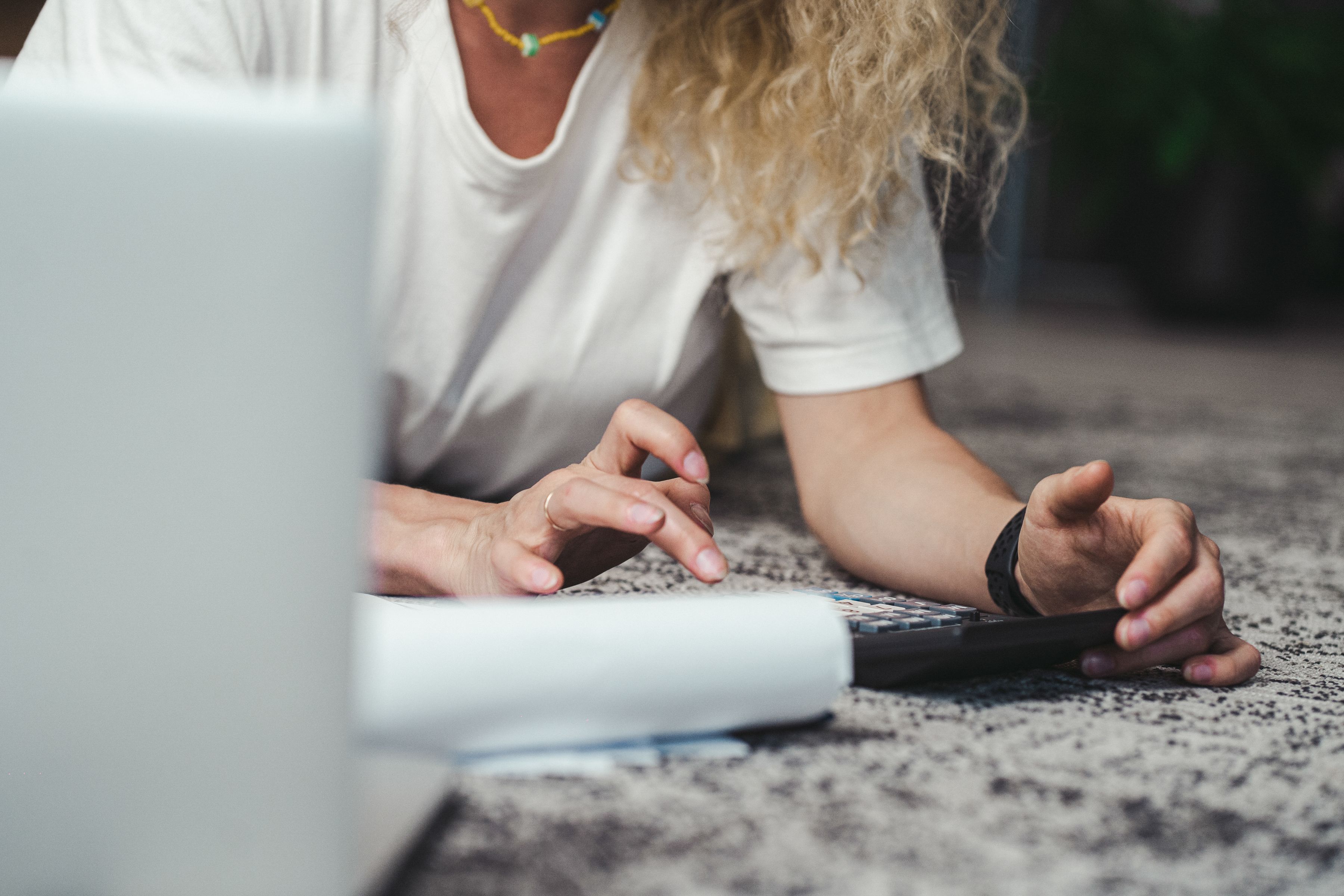 Mujer calculando su presupuesto de ahorros con una calculadora en casa, ilustrando el impacto de la inflación y la tasa de interés en las finanzas personales en LatAm