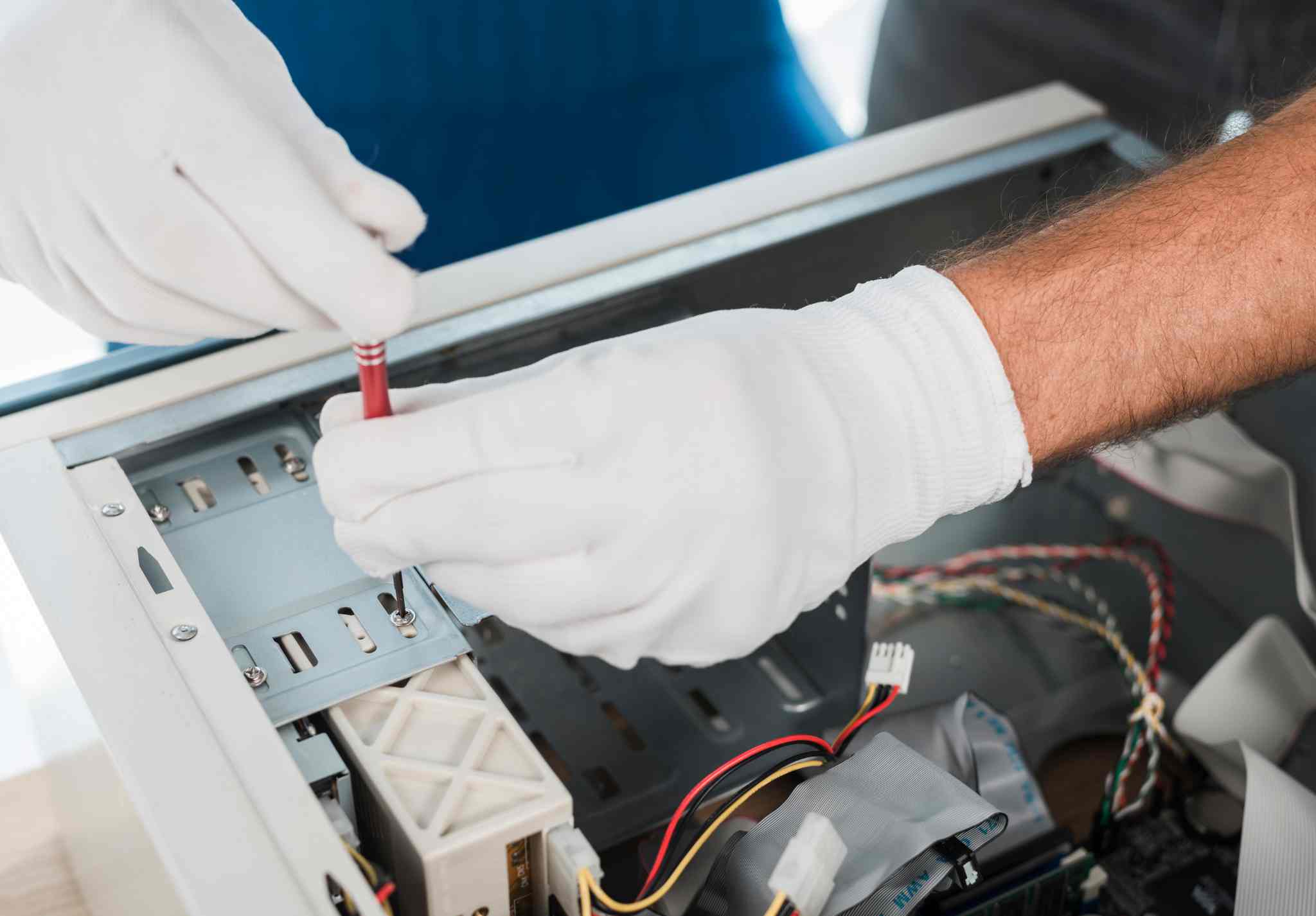 Detail drobnej opravy v byte – technik sťahuje skrutku pri údržbe zariadenia.