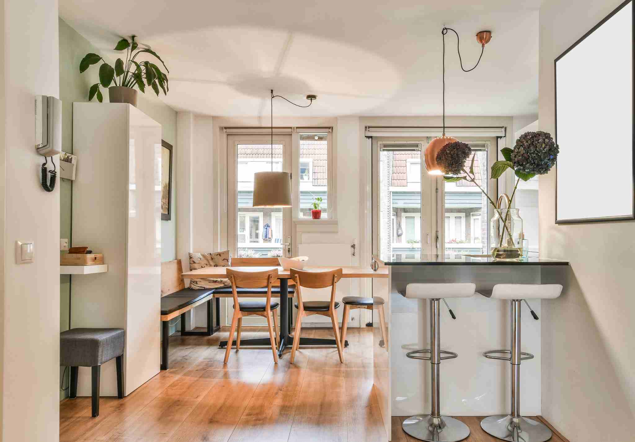 Moderný byt určený na prenájom – vybavená kuchyňa a jedálenský kút