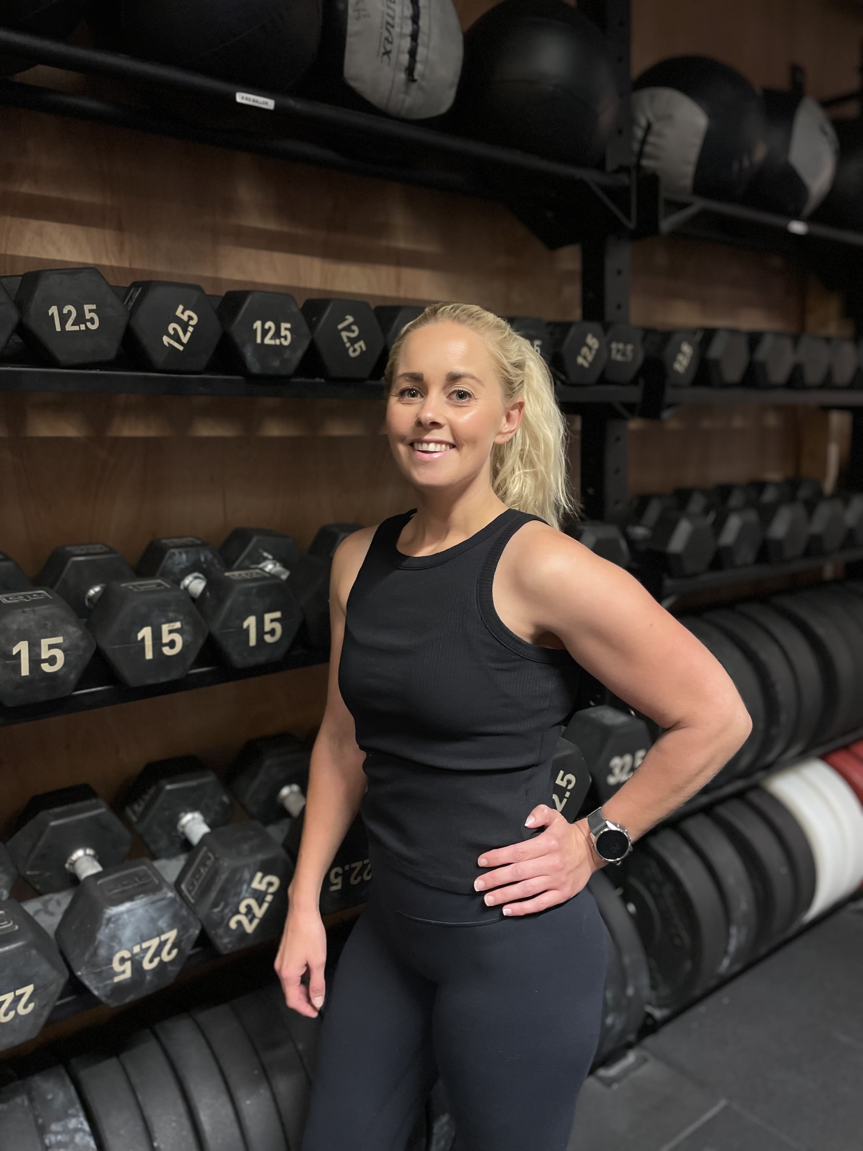 Coach står og smiler 