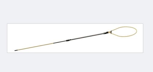 Baugen på et stort skip som bryter bølgene i uvær