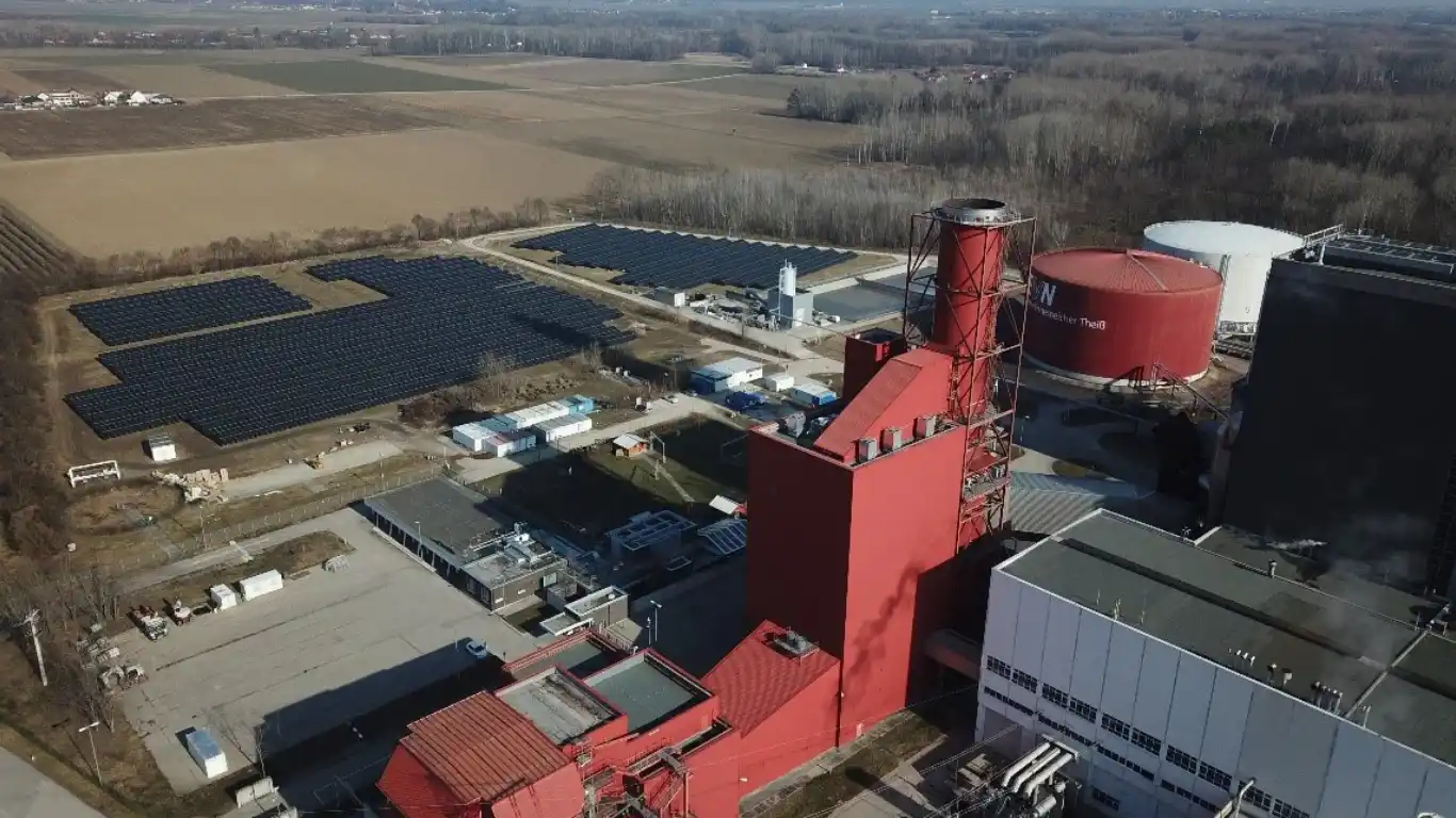 Die Finalisten des The Smarter E AWARD mit dem Theiß Hybrid-Speichersystem