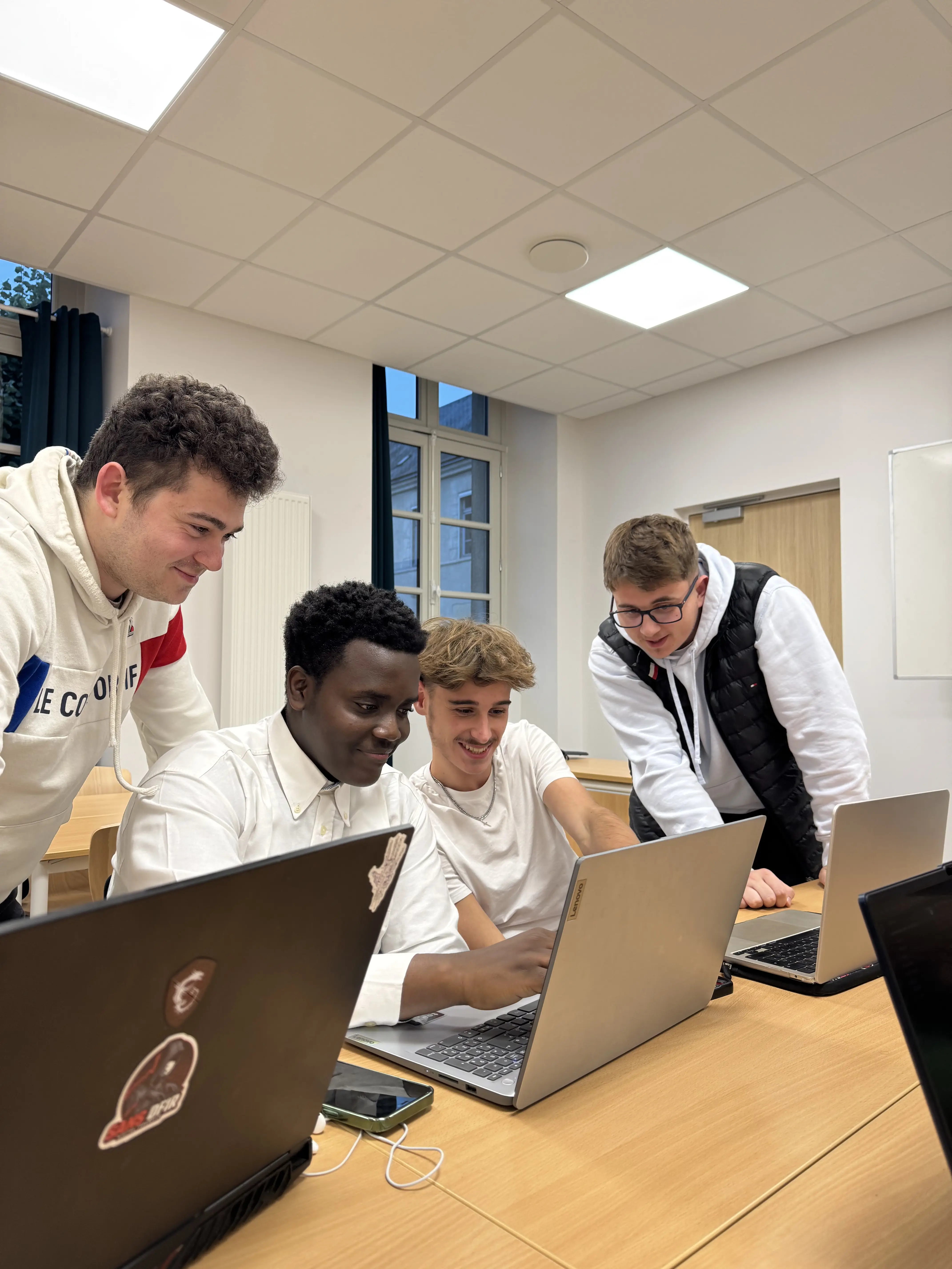 Étudiants CODA en projet sur leurs ordinateurs