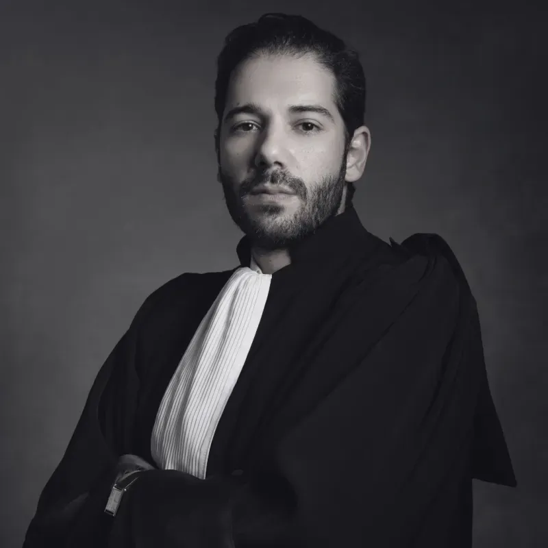 Maître Jules Teboul, avocat pénaliste au Barreau de Paris, en robe d'avocat