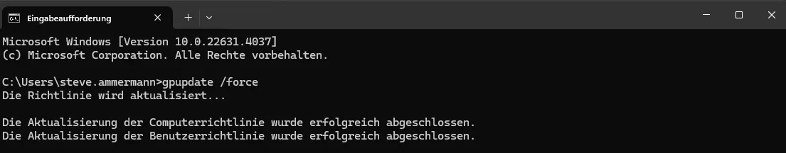 Screenshot zeigt die Eingabeaufforderung mit dem Befehl gpupdate /force, um Gruppenrichtlinien auf einem Windows 11-Gerät sofort anzuwenden.