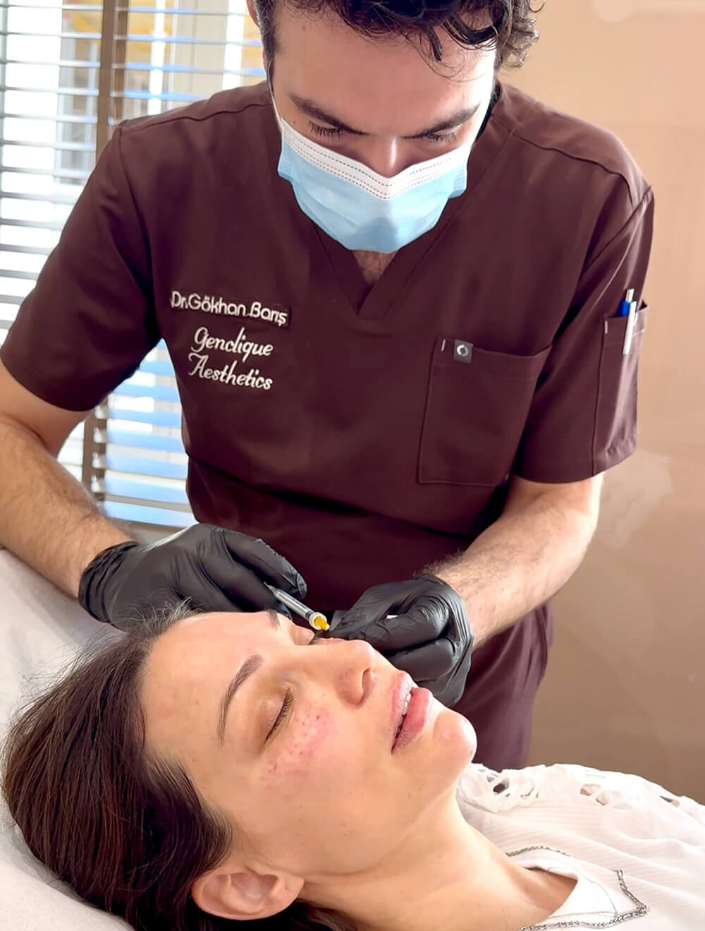 DR Gökhan Baris performing a Mesotherapie treatement on a client