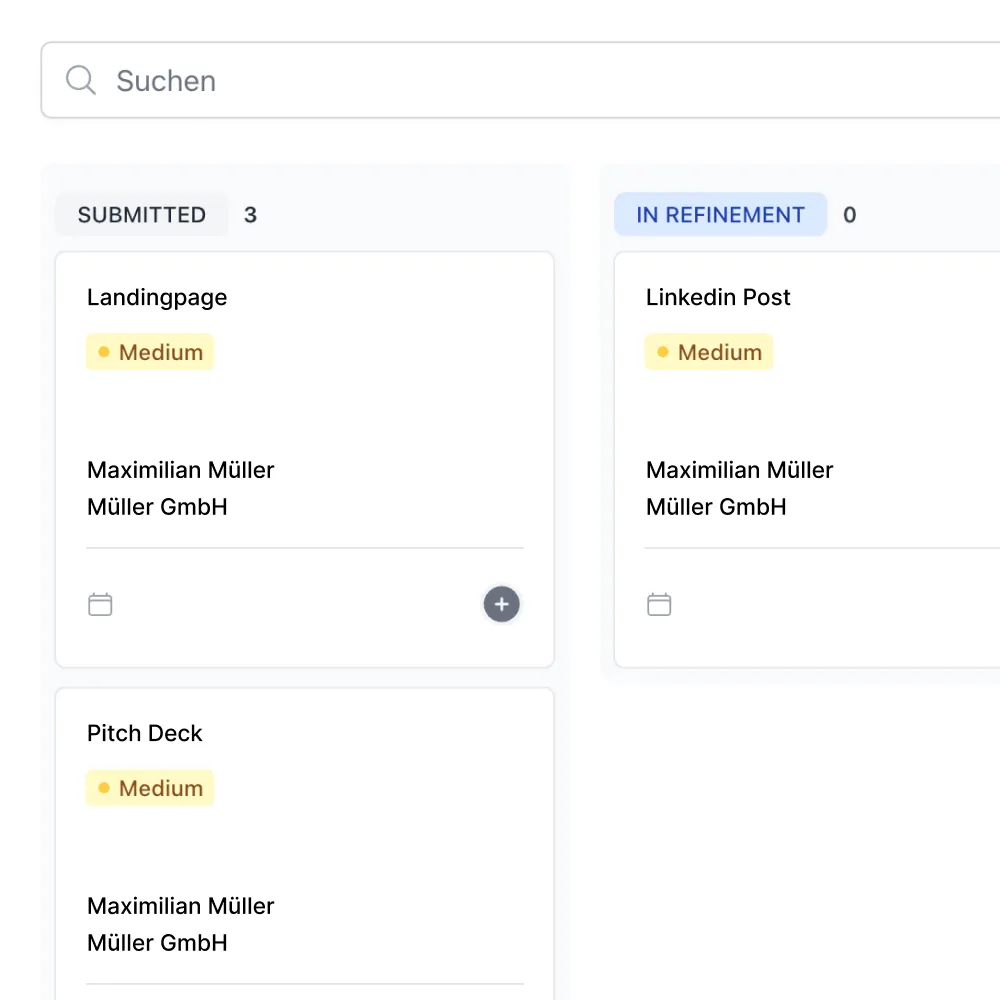 Bildschirm mit zwei Kategorien: 'Eingereicht' mit drei Einträgen und 'In Überarbeitung' mit null Einträgen, jeweils markiert als Medium, zugeordnet zu Maximilian Müller von Müller GmbH.