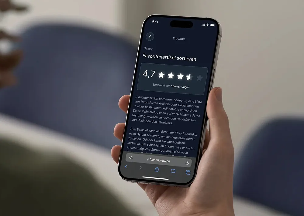 Hand hält ein Smartphone mit einer deutschen Website, die erklärt, wie man Favoritenartikel sortiert, mit einer Bewertung von 4,7 Sternen basierend auf 7 Bewertungen.