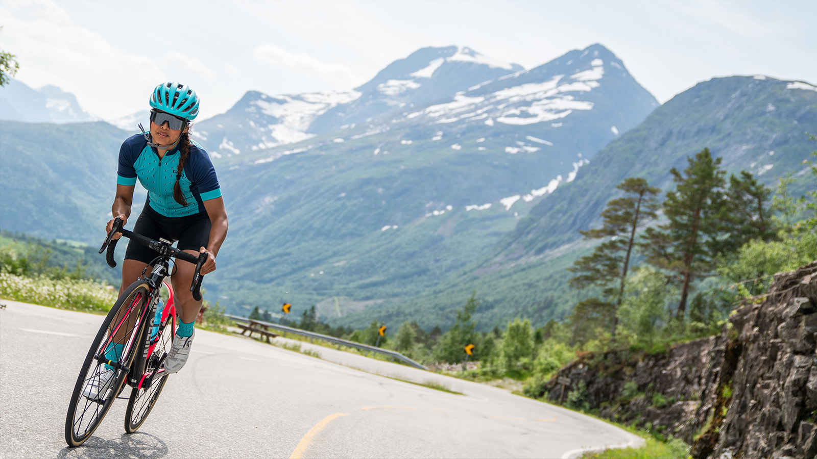 En dame på landeveissykkel