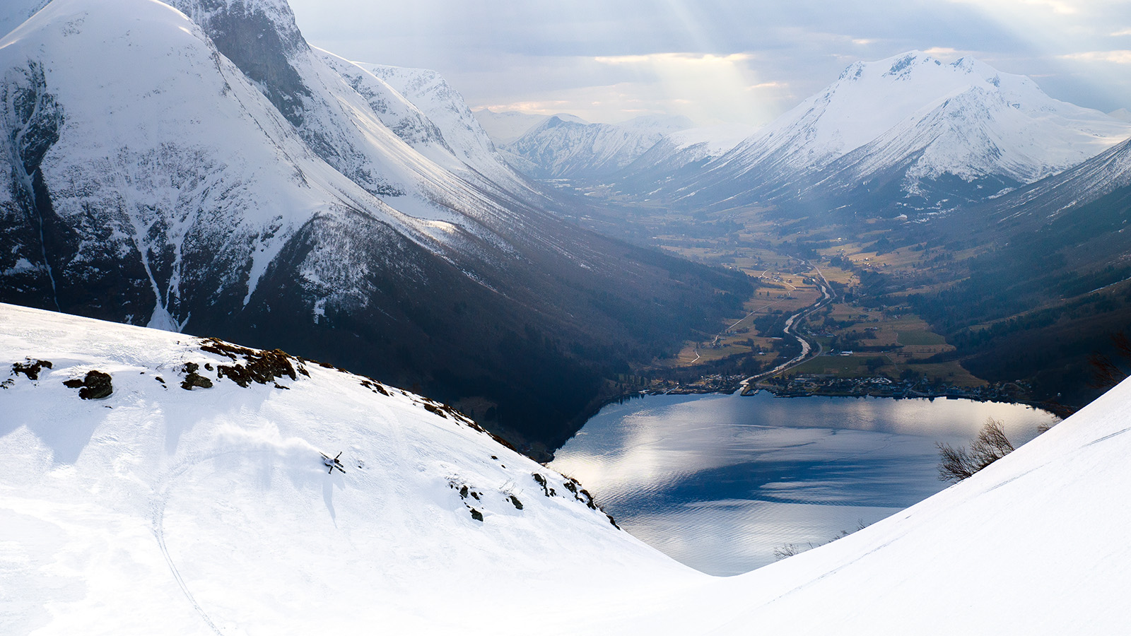 Skikjøring ved Hjørundfjorden
