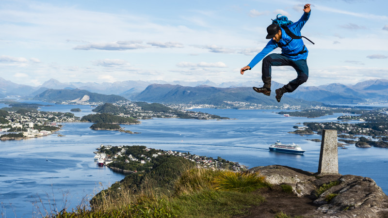 Hiking to Sukkertoppen in Ålesund