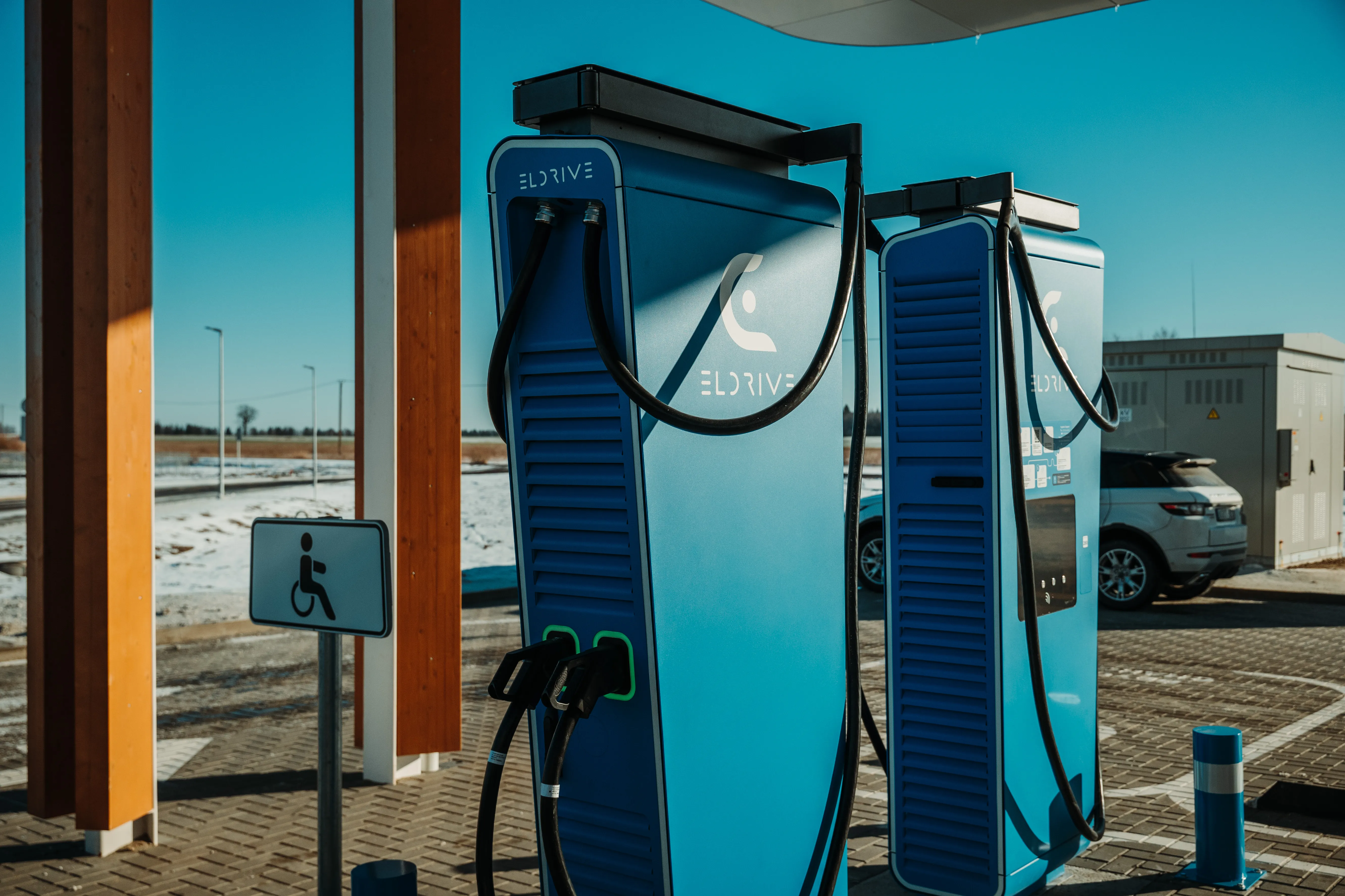 Raseinių įkrovimo parkas – Eldrive stotelės po medine stogine