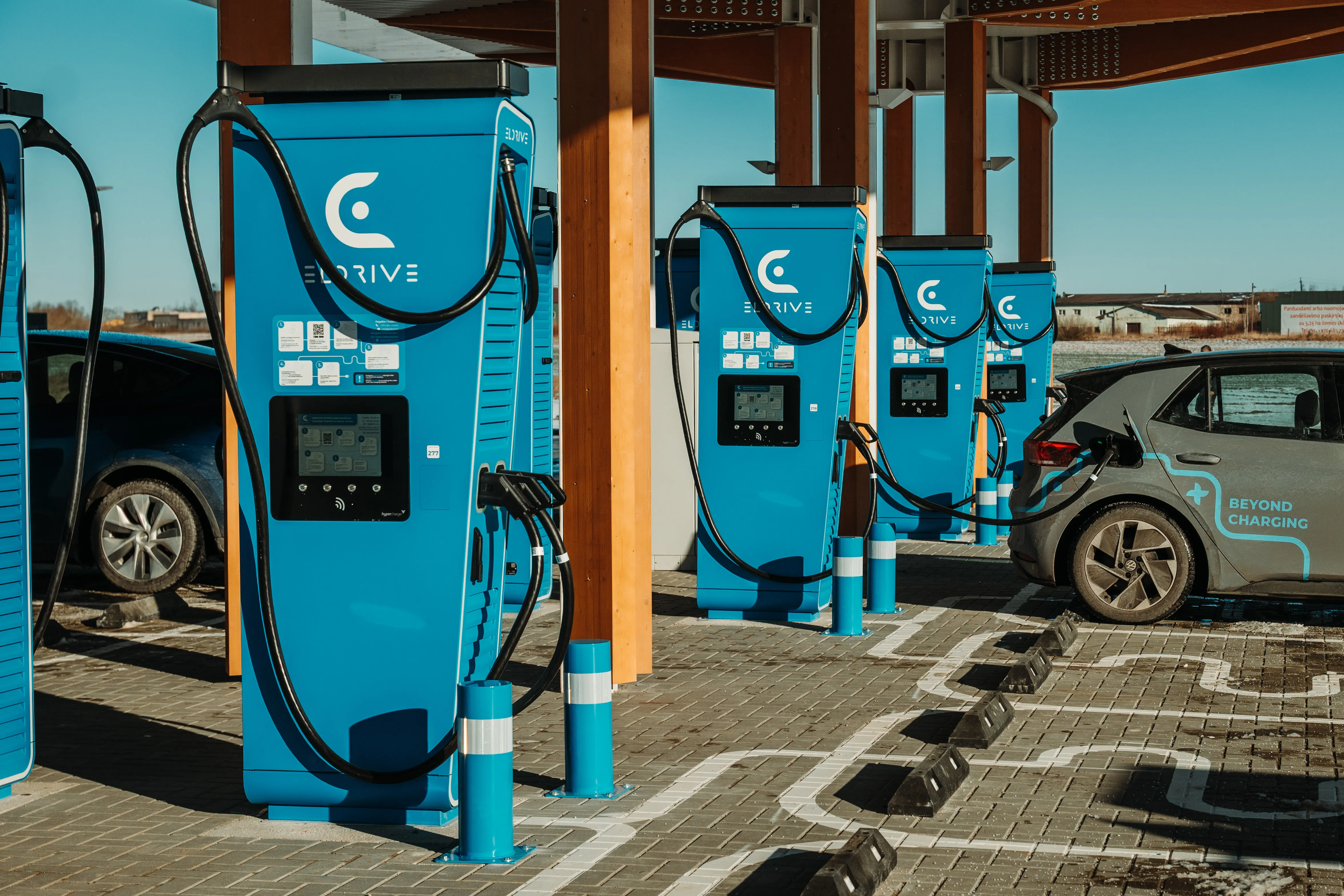 Eldrive įkrovimo stotelės Raseinių „Eldrive Porsche Charging Hub“ parke