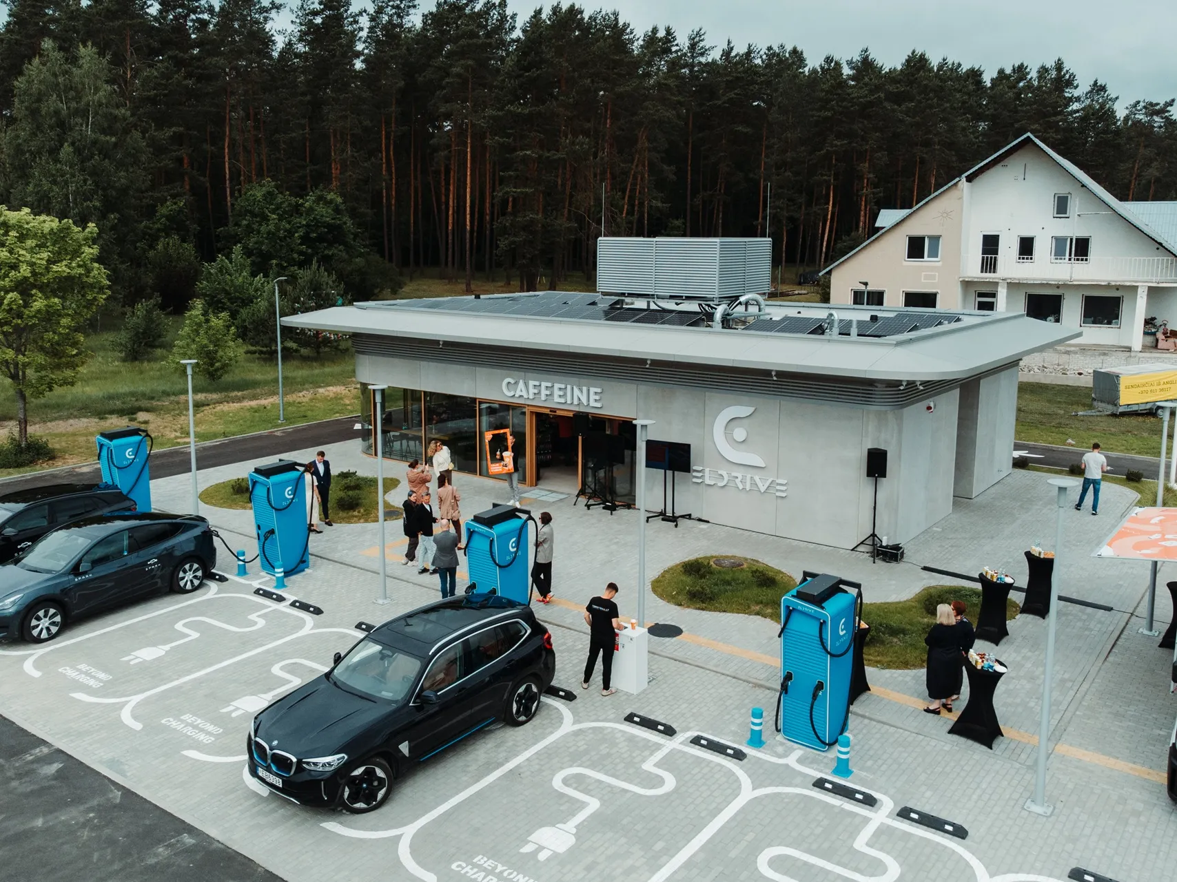 Eldrive įkrovimo parkas su „Caffeine“ kavine, vaizdas iš viršaus