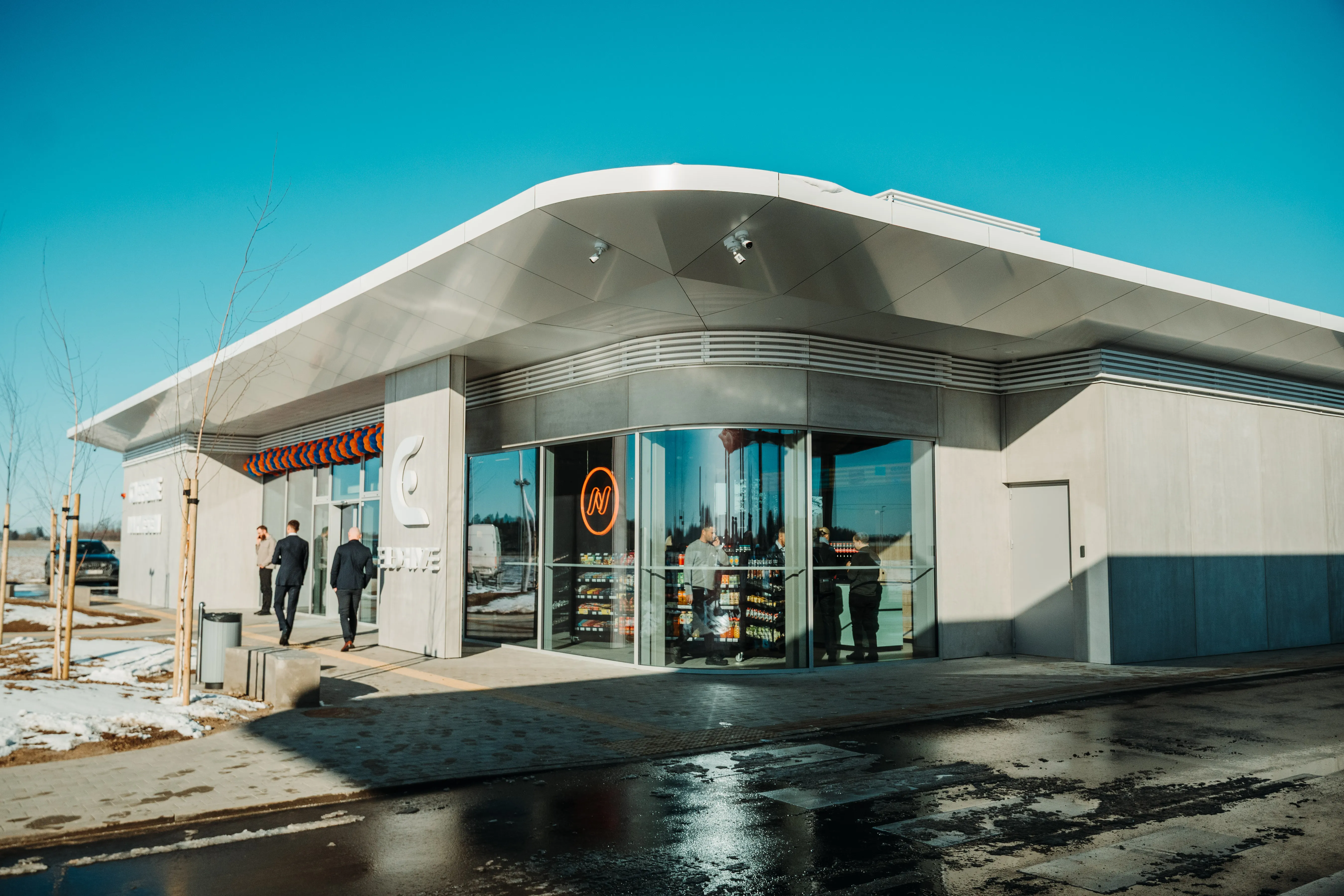 Raseinių įkrovimo parko pastatas su „Caffeine“ kavine ir „Narvesen“ parduotuve