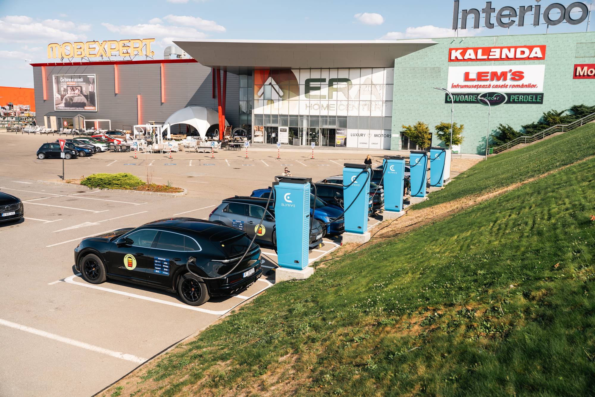 Eldrive charging hub at ERA Shopping Park Oradea, Romania, with EUROCHARGE 2026 cars