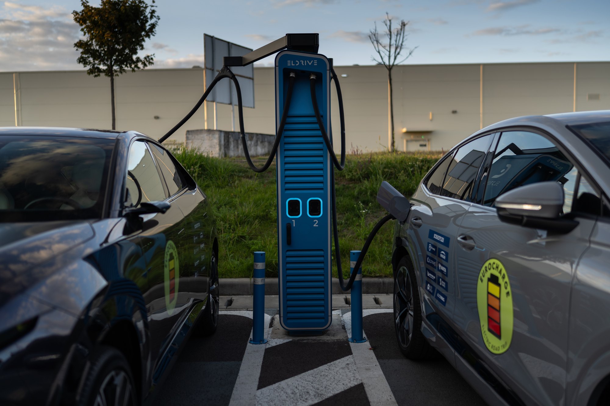 Two EUROCHARGE 2026 cars charging at one Eldrive dual-connector DC charger