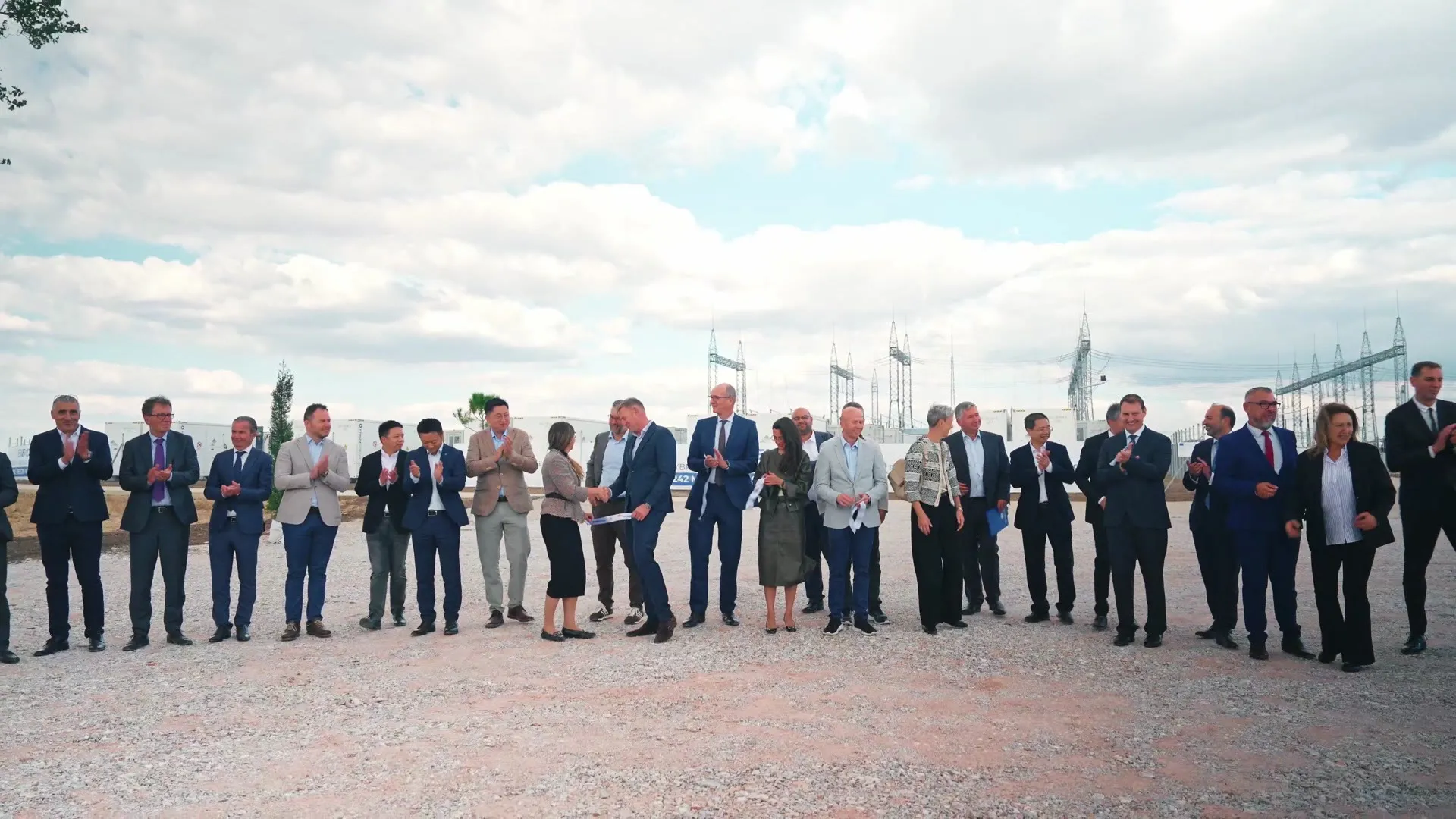 Guests of the Tenevo Hybrid Park opening at the battery storage site