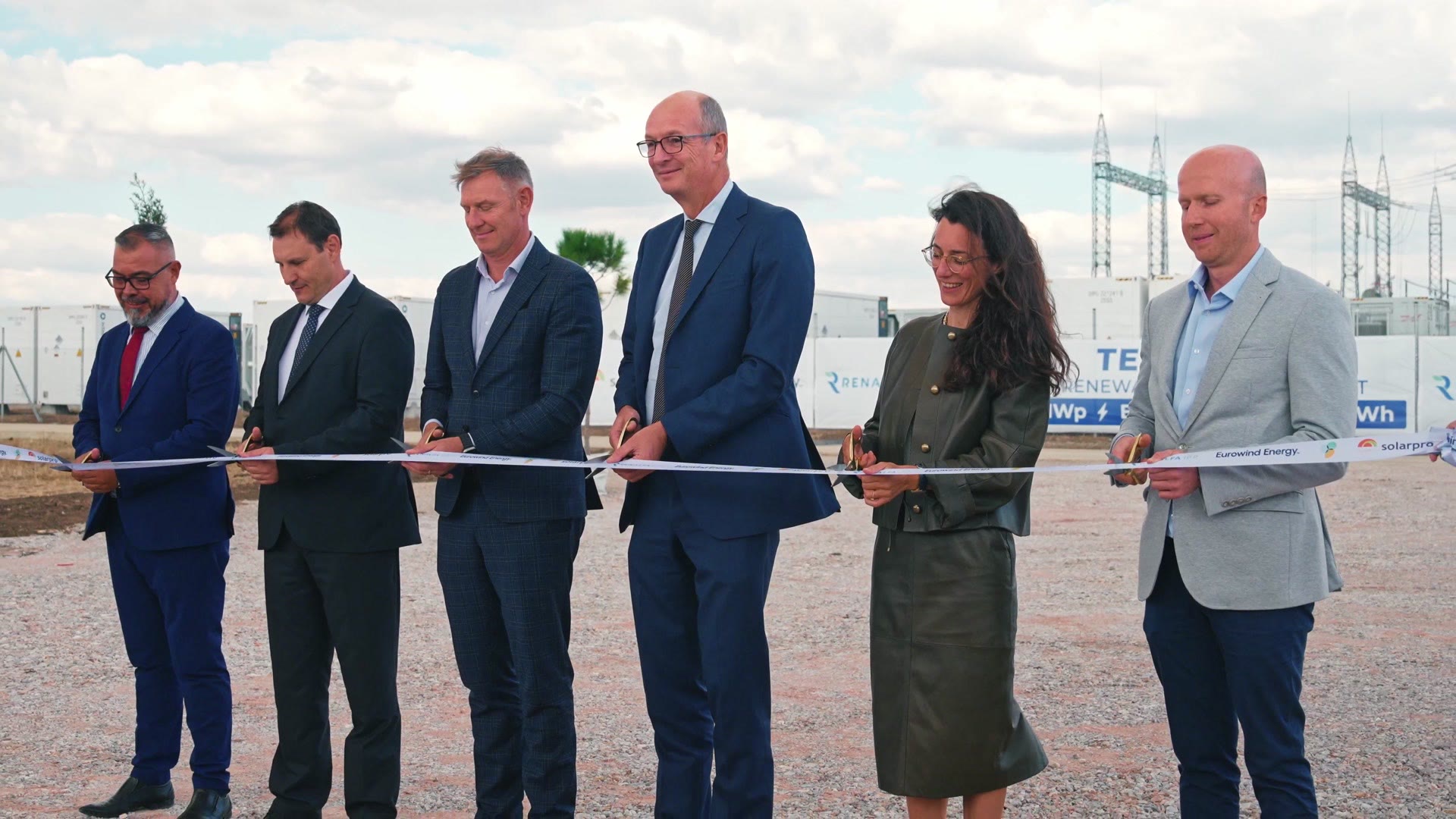 Ribbon cutting at the official opening of Tenevo Hybrid Park
