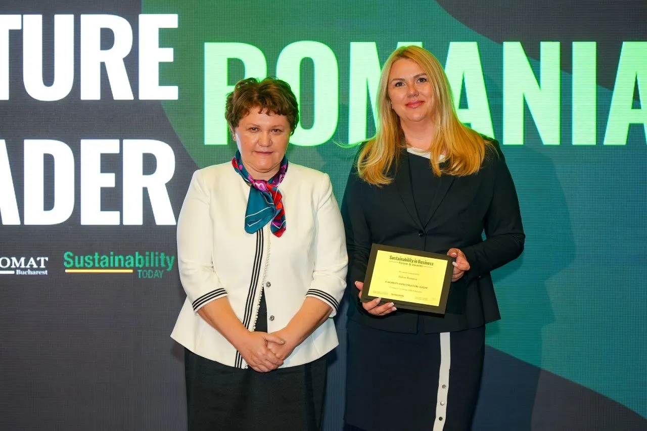 Close-up of Elena Mandache holding the E-Mobility Infrastructure Leader award for Eldrive Romania