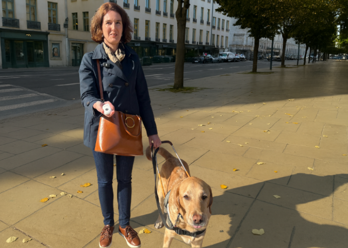 Lise avec son chien guide