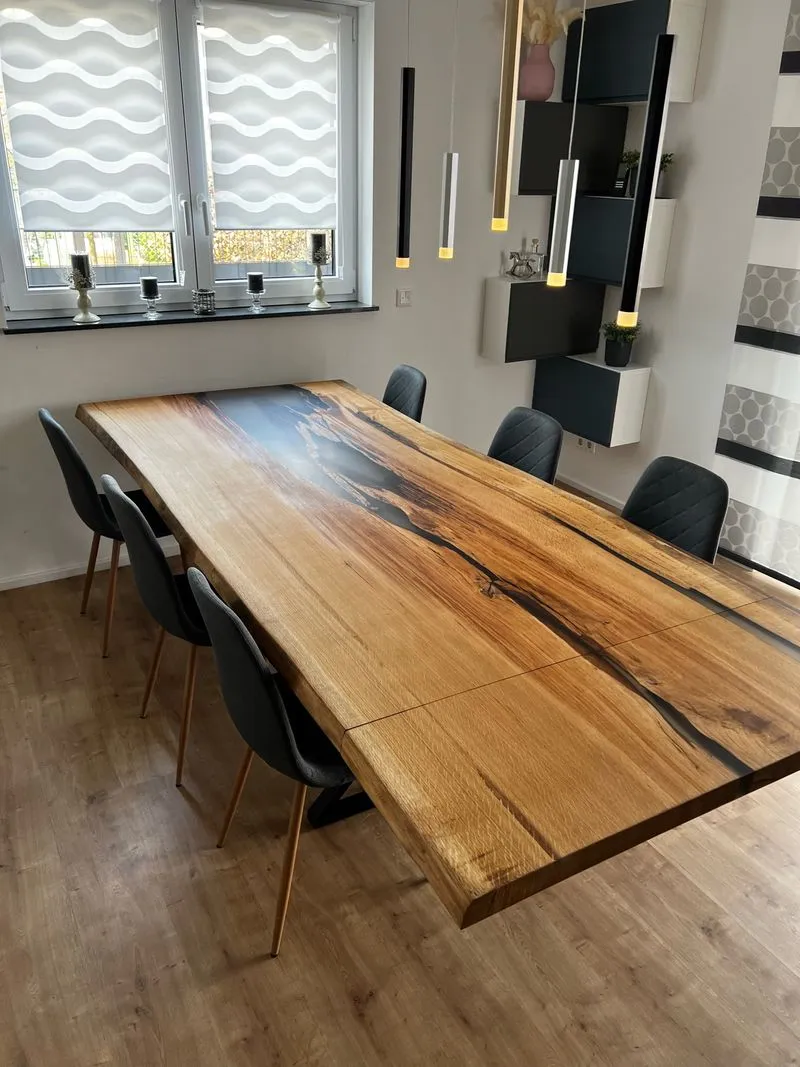Esstisch mit schwarzem Epoxidharz im Wohnraum