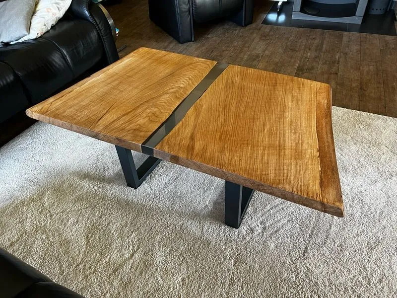 Couchtisch aus Massivholz mit Epoxidharz im Wohnzimmer