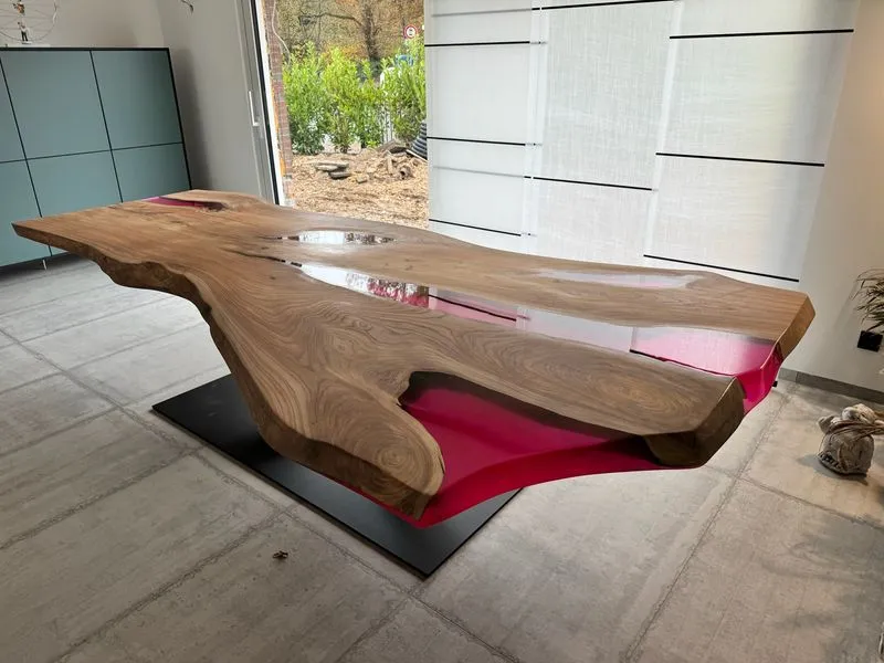 Holzbohle mit pinkem Epoxidharz in der Ausstellung
